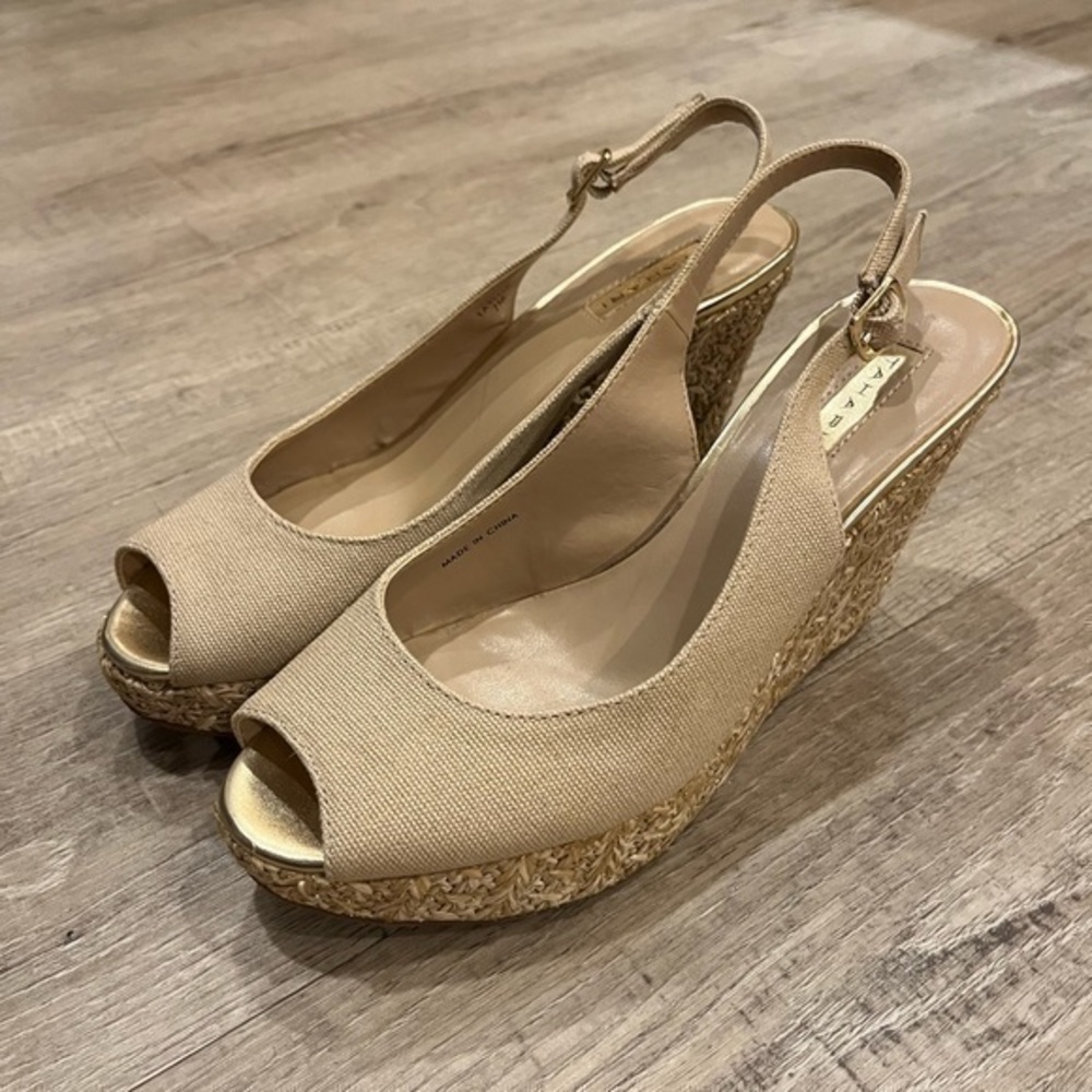 Tahari Taylor Wedge Sandals 7M Tan Gold